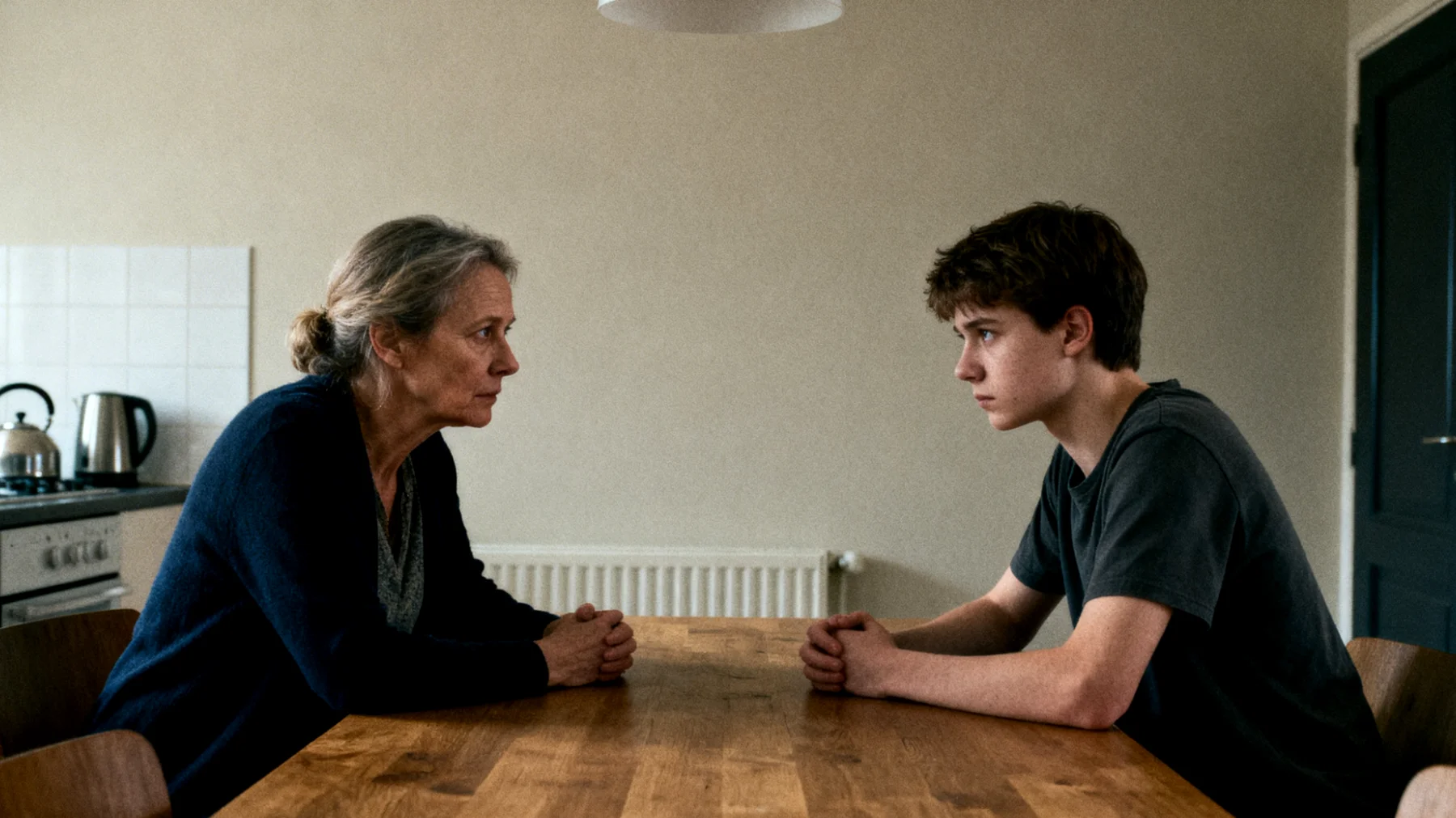 Generatieconflicten tussen ouders en jongvolwassen kinderen: verschillende visies op levenskeuzes, carrièrepaden, levensstijl en waarden leiden tot spanningen en wederzijds begripsgebrek"